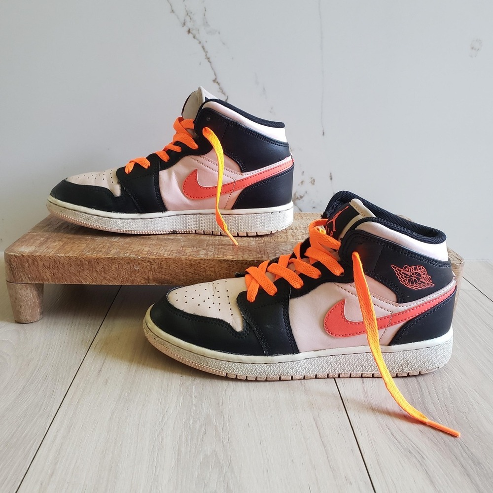 Jordan 1 Mid Atmosphere Grade School 4.5Y Black Pink Crimson‎ Sneaker